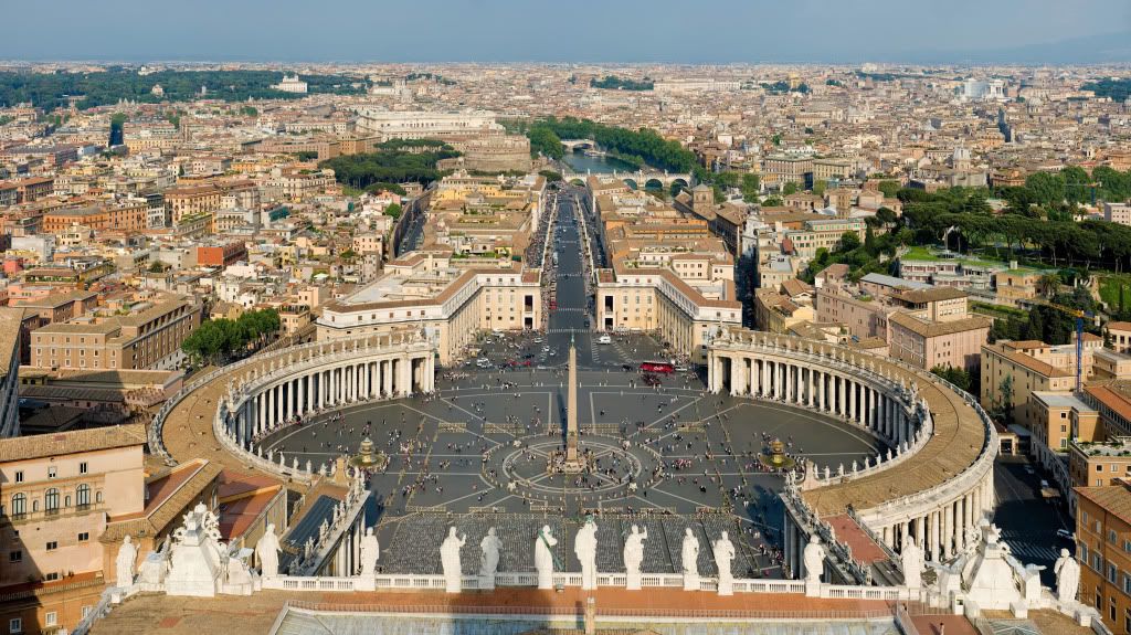 St_Peters_Square_Vatican_City_-_Apr.jpg