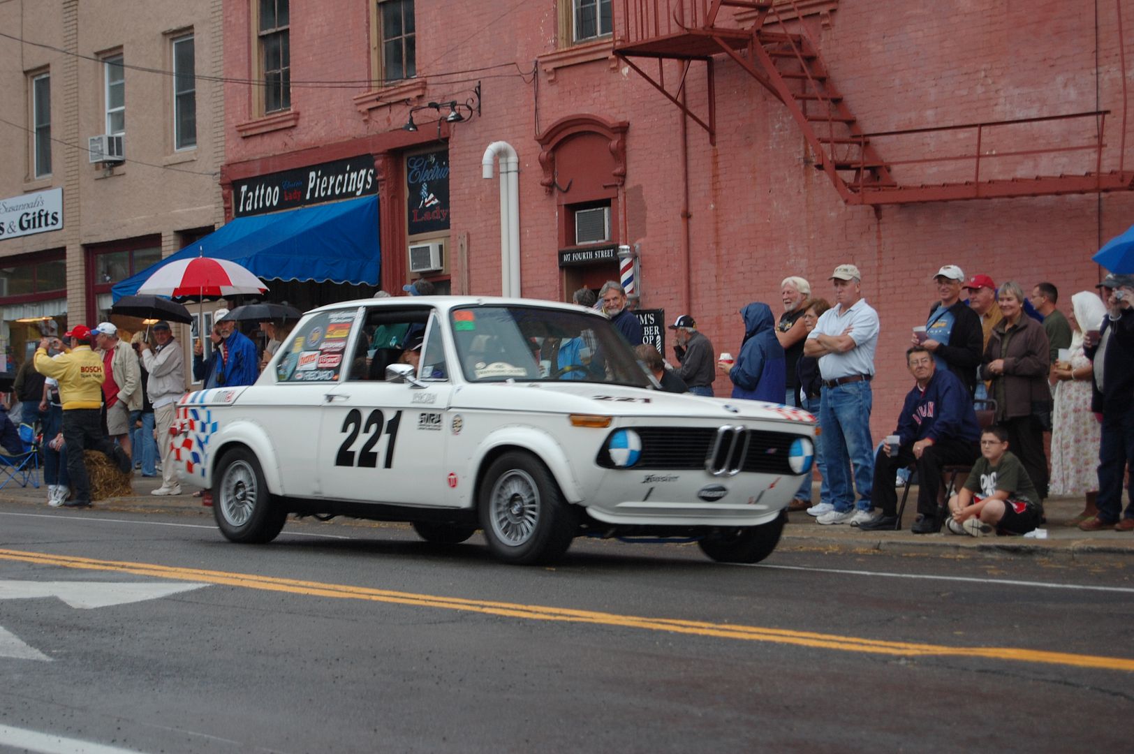 http://i100.photobucket.com/albums/m17/vlad-e30m3/watkins-glen-sept-2009/watkins-glen-Sept2009130.jpg