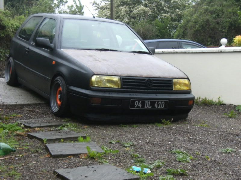 Irish NooB Mk3 golf slammed on 85x14 steels