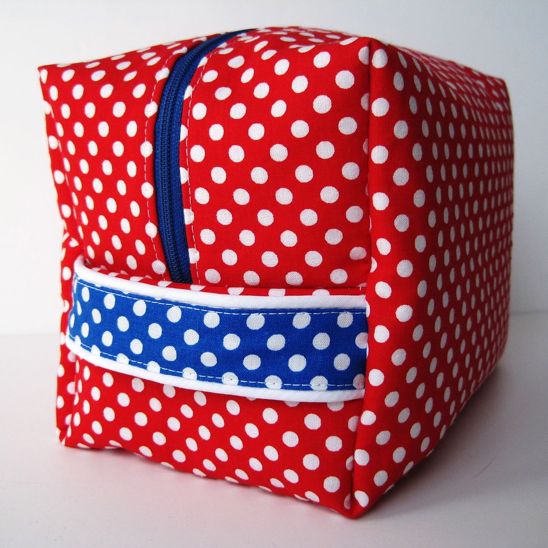 Polka Dot Toiletry Bag: sewing tutorial using 2 fat quarters | She's Got the Notion