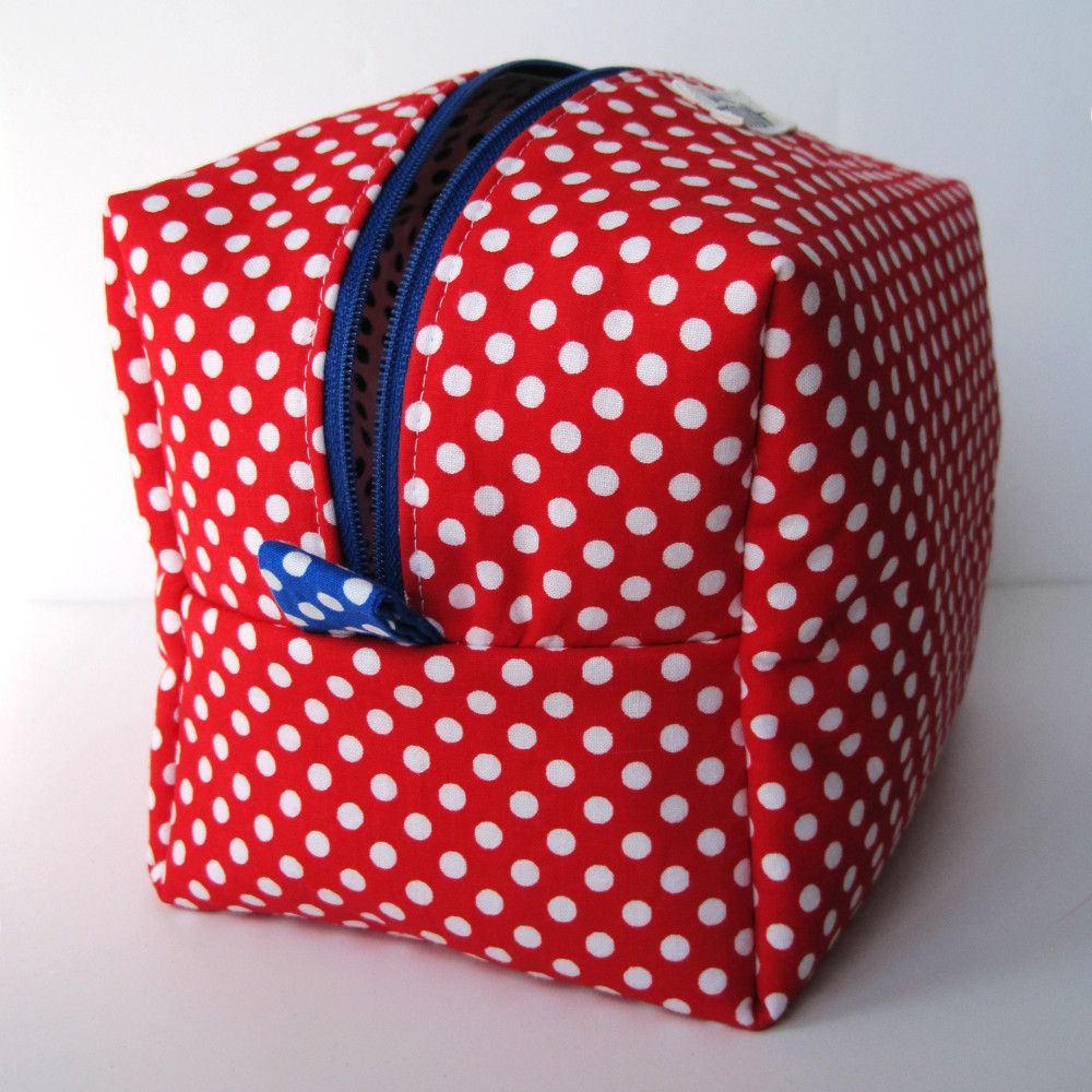 Polka Dot Toiletry Bag: sewing tutorial using 2 fat quarters | She's Got the Notion