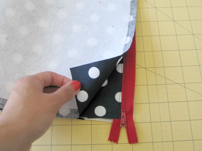 Fat Quarter Toiletry Bag: sewing tutorial | She's Got the Notion
