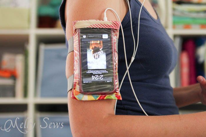 DIY Armband for Touchscreens from Melly Sews