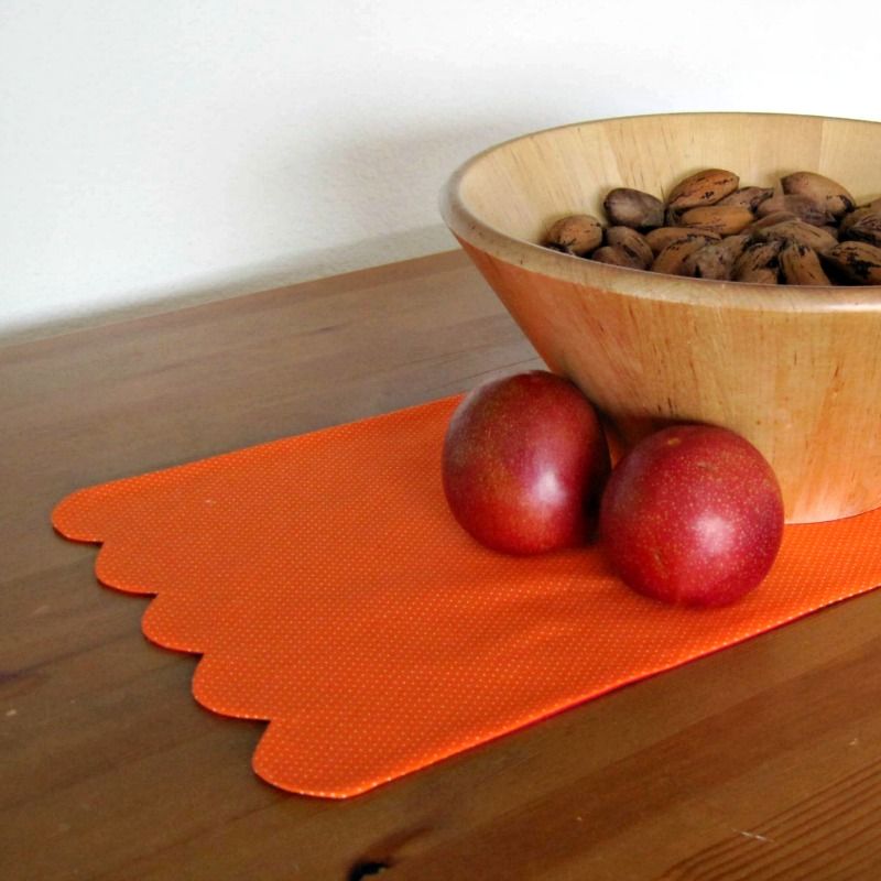 Reversible Scalloped Edge Table Runner: sewing tutorial with free pdf pattern | She's Got the Notion
