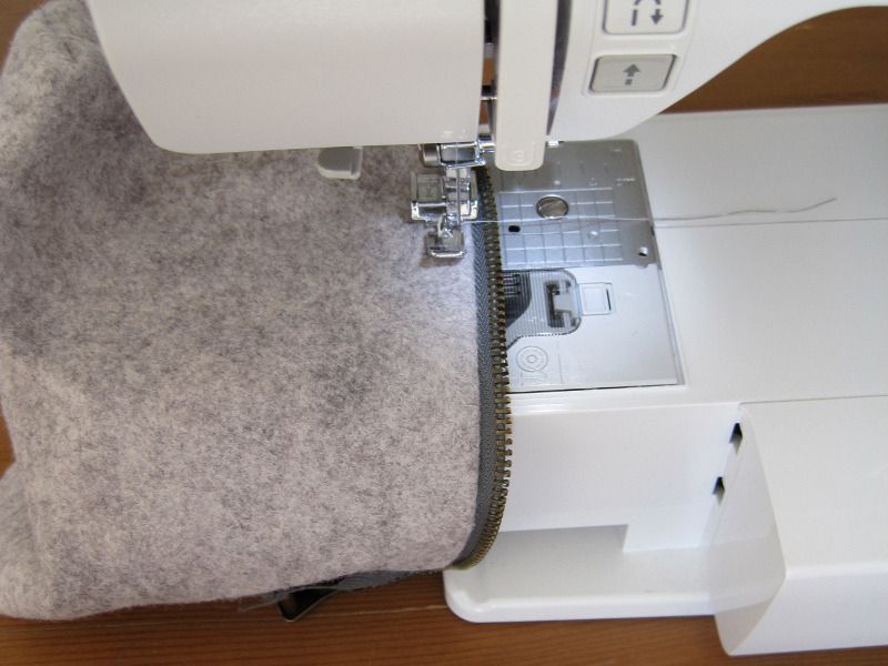 Felt Zipper Pouch: sewing tutorial | She's Got the Notion
