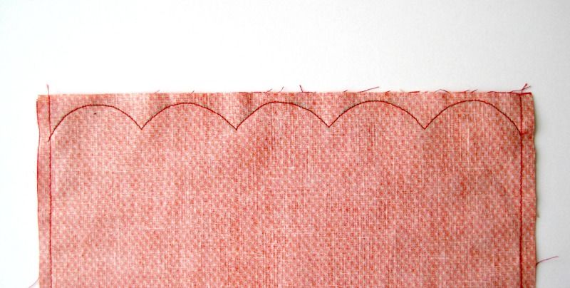 Reversible Scalloped Edge Table Runner: sewing tutorial with free pdf pattern | She's Got the Notion