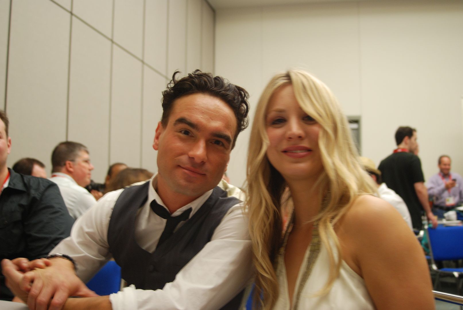 Johnny Galecki and Kaley Cuoco in the press room at ComicCon