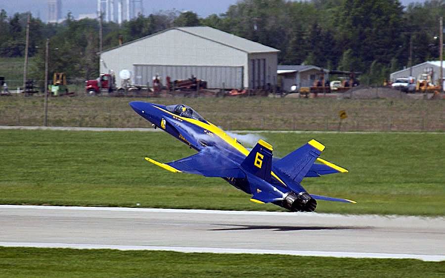 https://i100.photobucket.com/albums/m26/Souls_02/blue_angels_3.jpg