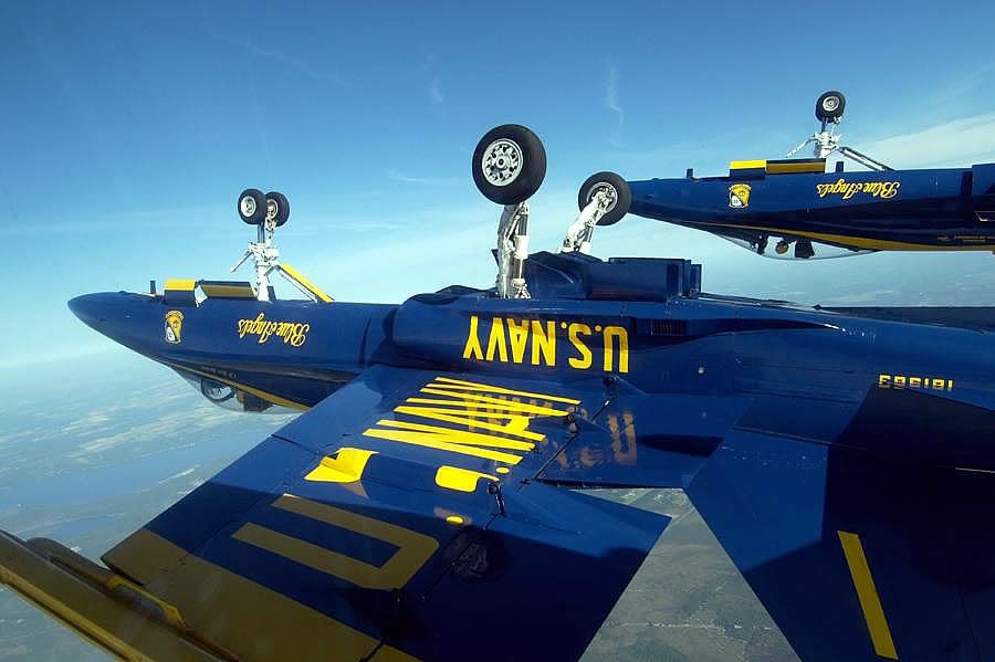 https://i100.photobucket.com/albums/m26/Souls_02/blue_angels_4.jpg