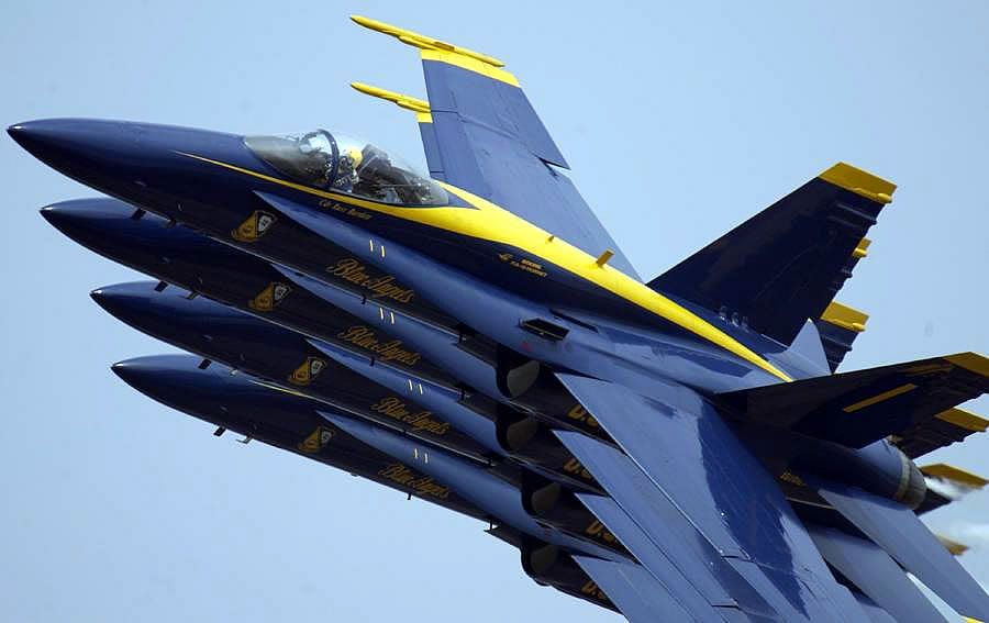 https://i100.photobucket.com/albums/m26/Souls_02/blue_angels_6.jpg