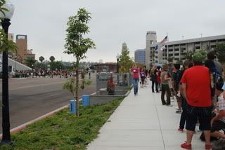 No, these people are not lost.  Theyre just lined up blocks away from the convention center to see Lost.