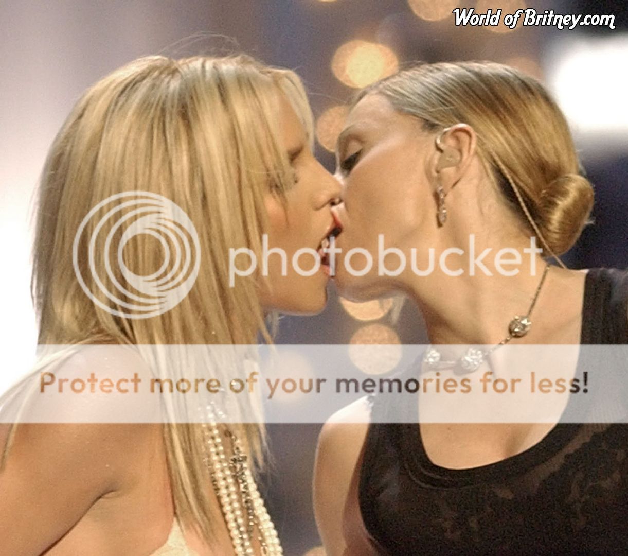 Foto Ciuman Mesra Lesbian | Hot Kiss Britney Spears